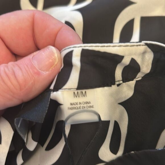 T Tahari Black and White Geometric Long sleeve blouse Size M New - Picture 9 of 11